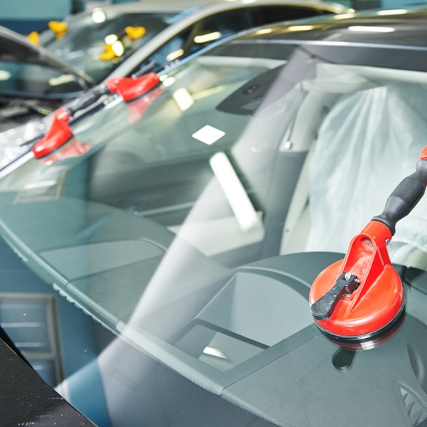 Auto glass service to call when windshield is broken 